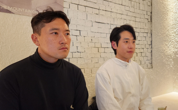 구미러닝크루 임원들(흰색티 이인규 크루장, 검은색티 김민건 기획팀장)