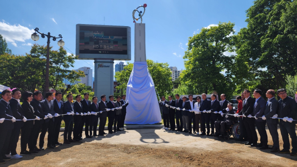 박정희와 대한민국 기념탑 제막식