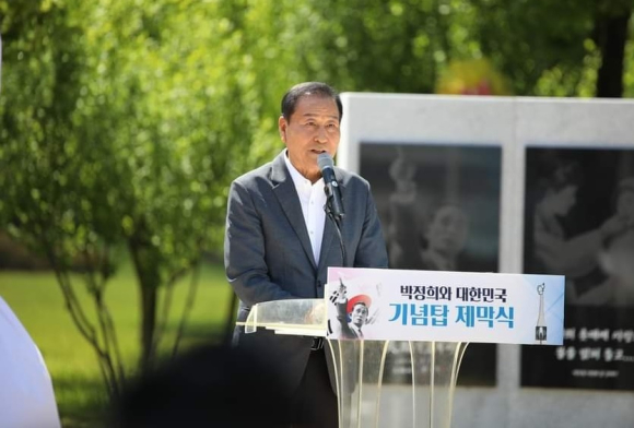 기념사를 하는 김용창 이사장