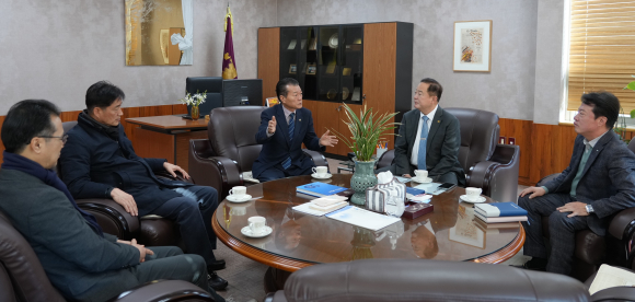 싱공회의소 방문(영천시의회 제공)